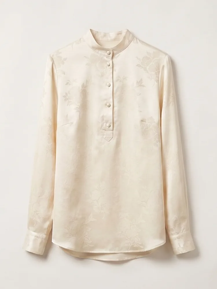 Cremeweiße Seidenbluse mit dezentem floralem Jacquard-Muster
